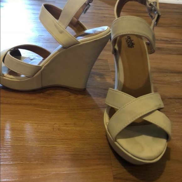 Charlotte Russe size 9 beige wedge sandals - Picture 4 of 4